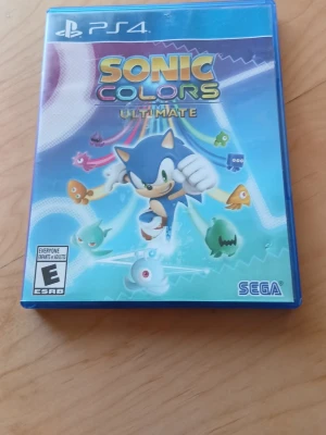 Sonic Colors Ultimate till PS4 (funkar på Ps5 ochså) - Sonic Colors Ultimate till PlayStation 4. Spelet har ett färgglatt omslag med Sonic och flera små varelser mot en blå bakgrund. Kommer i ett blått plastfodral med originalskiva. Perfekt för dig som gillar fartfyllda plattformsspel och klassiska Sonic-äventyr. Funkar på Ps5 också!