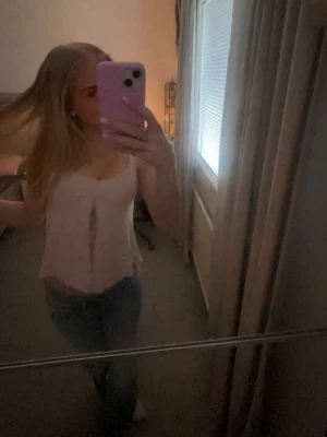Ljusrosa topp med slits - Säljer en söt ljusrosa topp med slits framtill från gina i storlek xs. Säljer pga att den inte kommer till användning längre och den säljs inte i butik längre.