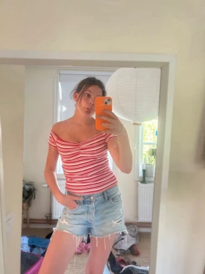 Off shoulder topp - Rödrandig topp från H&M! Säljs för 50kr. Strl S. Använd typ 1 gång