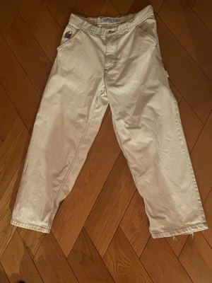 OG logo polar skate co Big Boy jeans!!! - Säljer mina vita Polar skate Big Boy Jeans i storlek S för dem är för små🥲 Riktigt feta och sköna byxor med extremt mycket lore 🥹💯❤️‍🩹 Dm för mer