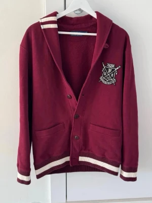 Ralph Lauren Cardigan - Exklusiv vinröd Ralph lauren cardigan i storlek S men passar även M. Kom med frågor!🤗