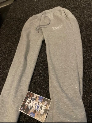 Grå mjukisbyxor från Excite - Snygga grå mjukisbyxor från Excite med broderad logga på vänster sida. Byxorna har dragsko i midjan och sidofickor. Tillverkade i mjukt sweatshirtmaterial som är perfekt för chill dagar. Enkel och clean design som passar till det mesta. Köptes som en dress som inte släpps eller säljs längre för 1599kr 2023 nån defekt som metallen på snörret men annars är det i helt okej använt skick. Hör av er vid intresse för mer information eller bilder (: passar M och S