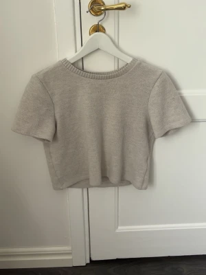 Zara - Biege croppad t-shirt / M