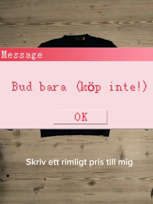 Budgivning!! Mörkblå kabelstickad tröja - Säljer denna oanvända Ralph Lauren knit tröjan, skriv gärna ett rimligt pris så tar vi det därifrån!👍🏾
