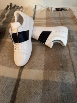 Valentino Open  - Tja! Säljer mina feta valentino open skor. Dessa är använda några gånger på fester men annars inget mer. Jag har använt andra sulor än originala dom gångerna. Dom ser helt oanvända ut då jag tvättat dom ordentligt. Hör av er vid frågor kring pris eller annat. Allt gott!!!