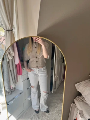 Beige stickad topp- Gina Tricot  - Säljer en beige stickad topp/poncho från Gina i strl 38/M.. Använd fåtal gånger och inga tecken på det. Skriv vid prisförslag eller frågor!