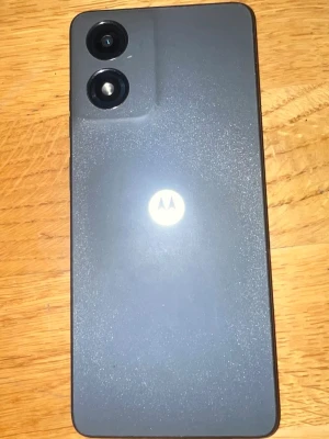 Svart Motorola Android-telefon - Snygg svart Motorola Android-telefon med två stora kameror på baksidan och stilren, matt finish. Telefonen har en modern, rektangulär form och Motorola-loggan syns tydligt på baksidan. Perfekt för dig som gillar enkel och clean design.