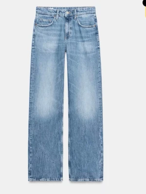 Jeans  - Snygga ljusblå jeans från Zara endast använd en gång  Jeansen har normalhög midja, bälteshällor och dragkedjegylf med knapp. 