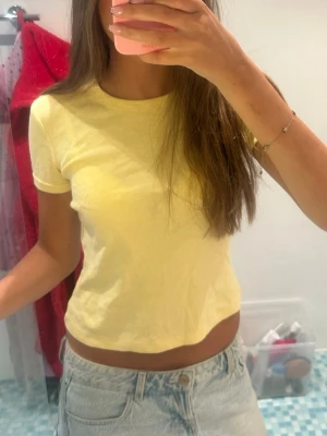 Gul topp  - Söt gul t-shirt från Zara🥰
