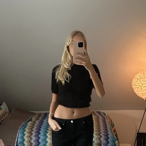 Nakd topp - Säljer denna topp från hanna schönbergs kollektion med nakd. Den är öppen i ryggen som ni ser på sista bilden. Frakt tillkommer