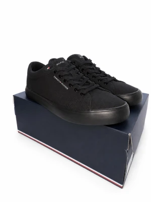 Svarta sneakers Tommy Hilfiger - Snygga svarta sneakers från Tommy Hilfiger med lågt skaft och klassisk design. Skorna har ovandel i textil, svarta skosnören och diskret logga på sidan. Yttersulan är svart med gummisula undertill för bra grepp. Perfekta till jeans eller shorts.