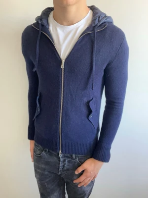 Boggi Milano Cardigan - Tja, säljer nu denna sjukt snygga Boggi Milano cardigan! Mycket fint skick med inga defekter! Stor ej någon storlek men skulle tippa på S. Hör av er vid fler frågor🤝
