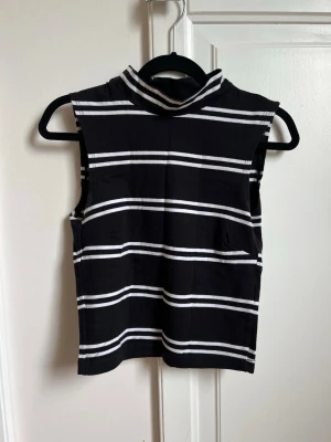 Linne - Monki - Svart / vit randigt linne med polokrage från Monki. Storlek XS. Knappt använd - i mycket fint skick! 🌸