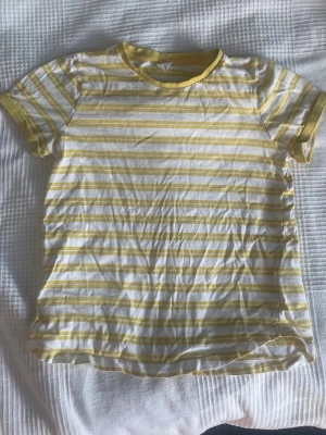 Gul T-shirt  - Gul T-shirt från arket i storlek 134/140. Passar nog lite olika storlekar beroende på hur man vill att den ska passa. Men den är ju rätt liten. Superfin gul färg. Inte andvänd så mycket. Säljer då jag rensar min garderob och behöver bli av med den. Skriv om ni har frågor!