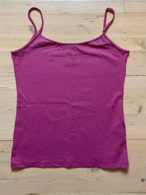 Lila linne - Lila linne från från märket Basics i storlek M men jag skulle säga S. Stretchigt skönt material.
