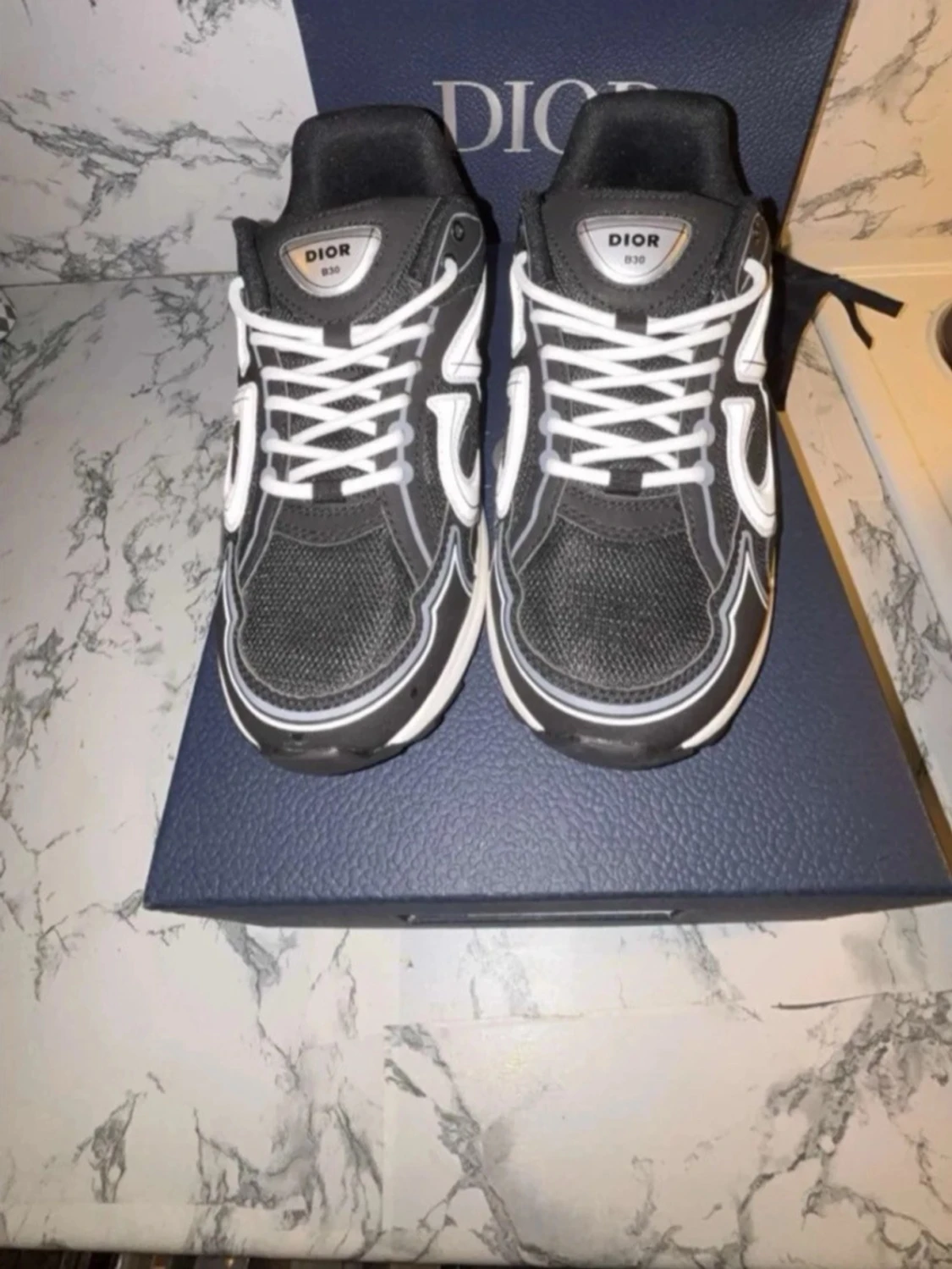 Sneakers med vit logga - 1