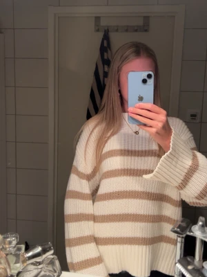 Randig tröja från Ginatricot - En vit tröja med beigea ränder från Ginatricot i storlek xs. Aldrig använd, säljer pga att den aldrig används!