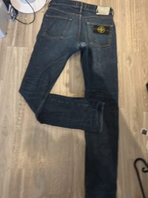 Mörkblå Stone Island  - Säljer ett par mörkblå jeans med rak passform och klassisk femficksdesign. Jeansen har en snygg tvätt och detaljer i kontrastsömmar. Perfekta till en avslappnad stil och tillverkade i slitstarkt denimtyg.