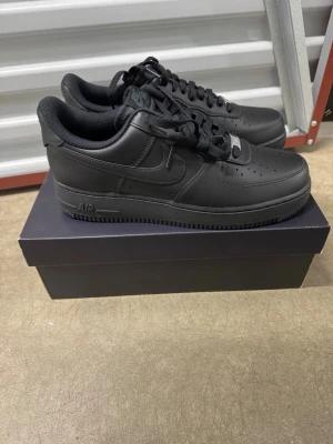 Nike Air Force 1 '07 Flyease i storlek 44. - Helt nya oanvända Nike Air Force 1 '07 Flyease i storlek 44. Skorna har inte blivit använda eller testade  Original kartong medföljer  Nypris hos Nike 1400 kr