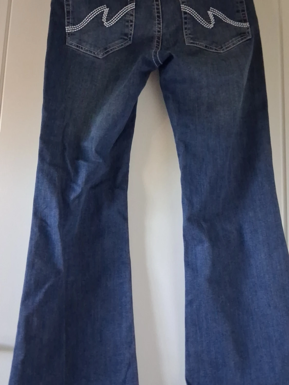 Blå bootcut jeans med broderade fickor - 1