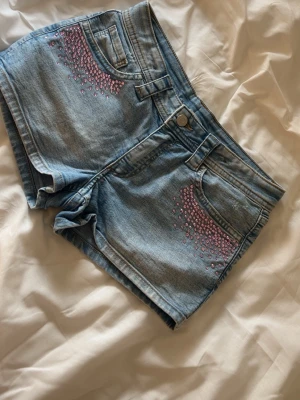 Jeans shorts från H&M - Ljus blå jeans shorts från hm i storlek 158/ 12-13 år, Skulle säga att dom är xs eller s. Dom har rika glitterstenar på framsidan. Skriv till mig om du undrar något☺️