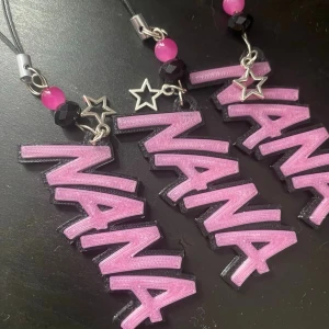 Nana keychains  - 100% handgjorda , snälla kontakta innan du köper! Pris är endast för en 💞 #trinket #jellyfish #kpop #anime #keychain #swag #jujutsukaisen #shoujo #nana #enhypen #aespa #viviennewestwood  #cortis #blackpink #attackontitan #kiminitodoke #coquette #gyaru #strangerthings #alt #emo #scene #retro #japanese #chinese #alt #scene #emo #coquette #shopkins #decora #chic #sonnyangel #smiski #jellycat #labubu #sanrio #hellokitty #kuromi #vintage #pastelcore #crochet #grunge #witch #whimsical #monsterhigh
