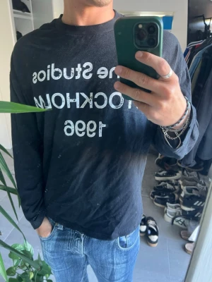 Svart långärmad t-shirt Acne Studios - Svart långärmad t-shirt från Acne Studios med vit text på bröstet. Klassisk rund halsringning och relaxed fit. Perfekt till jeans för en clean och enkel look. Storlek s men passar xs mer, fint skick. 500kr men ej hugget i sten skriv för frågor och funderingar! 