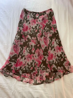 Midikjol från Melrose - Midikjol, går precis nedanför knäna på mig som är 161-162 cm. Aldrig använd då den är för liten. Inköpt i Japan. Dragkedja i sidan med hake