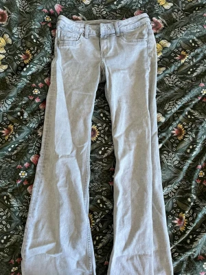 Ljusgrå bootcut jeans - Säljer ett par ljusgrå jeans med bootcut passform, knappt kommit till någon användning. 🩶