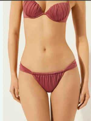 Calzedonia bikini - Oanvänd och otestad bikini från calzedonia, tidigare kollektion och väldigt eftertraktad.  B kupa i överdel o s i underdel 