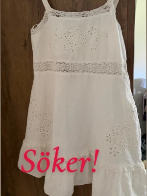Vit broderad klänning från Zara - Superfin vit klänning från Zara med broderade blommor, söker större storlek då M var för liten för mig! Storlek L/XL! Byte är aktuellt. 