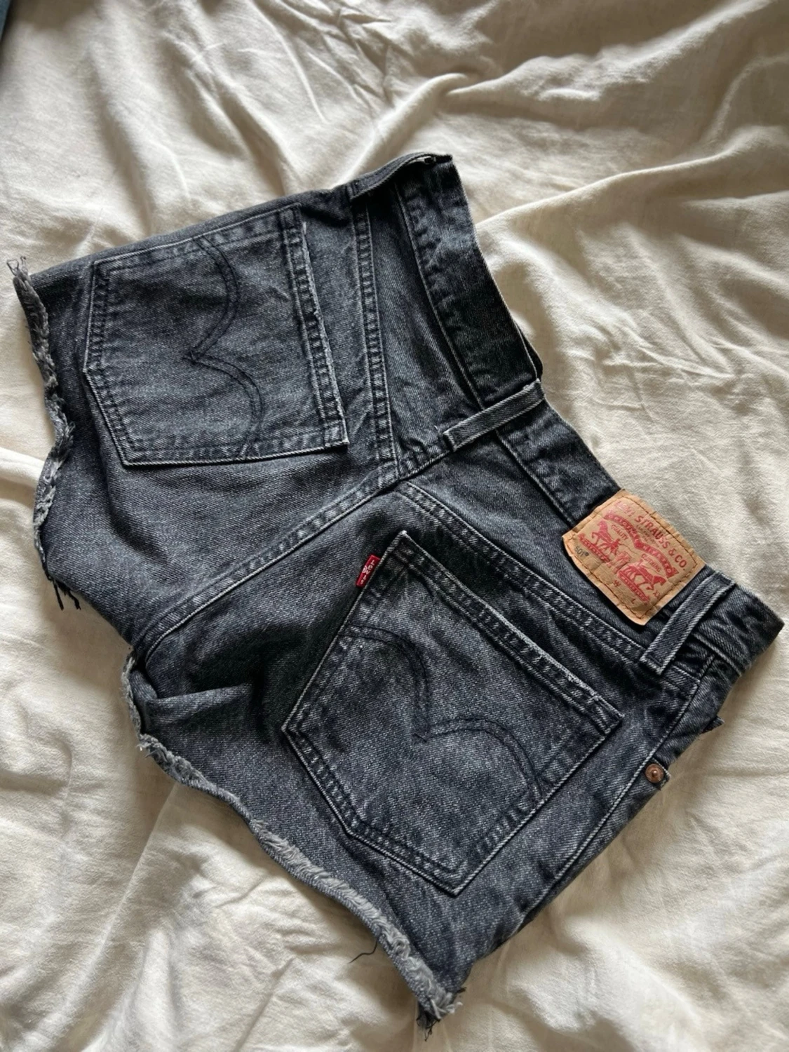 Svarta Levi's jeansshorts  - 1