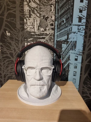 Walter white byst - Säljer en detaljerad byst av Walter White från serien breaking bad. Bysten är tillverkad i plast med marmor utseende. Perfekt som dekoration eller för att hålla hörlurarna.