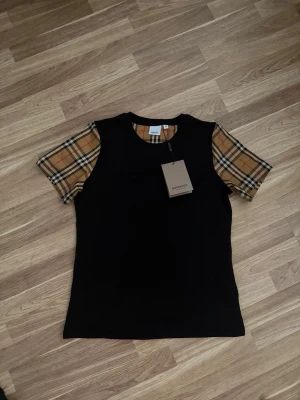 Burberry storlek M - Helt ny storlek M står xll men den är M
