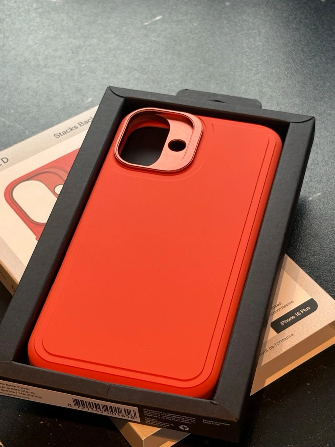 Rött silikonskal Decoded iPhone 16 Plus