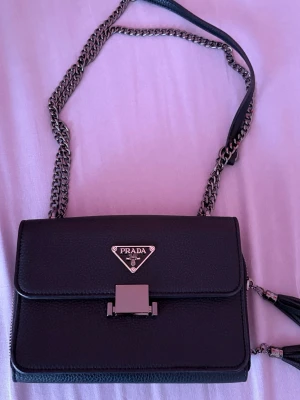 Svart väska  - Super snygg väska med fina detaljer på dragkedjorna. Använd kanske 1-2 gånger så den är som ny! Kedjorna går att ändra på ifall man vill ha den runt midjan eller på axeln. PM om ni har några frågor!❤️