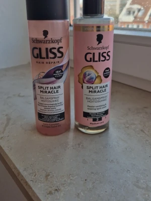 Schwarzkopf Gliss Split Hair Miracle - Två stycken balsamspray från GLISS som fungerar både som balsamspray efter duschen eller i torrt hår, som värmekudde eller mjukhet för håret! Båda doftar jätte gott och burkar alltid få komplimanger när man går förbi av doften! Båda doftar mjukt, lite vanilj och lite blommigt på samma gång! Ger bra glans och jätte bra mot kluvna toppar!!! Knappt använt dessa men säljer då jag har köpt nya! Säljer Båda för 35 kr!
