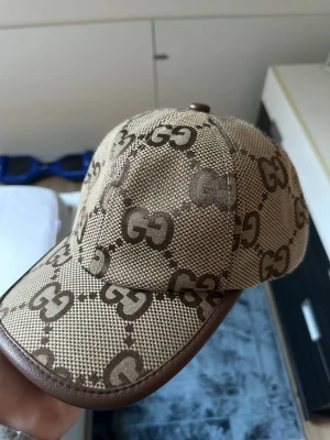 Beige keps med GG-mönster  - Snygg beige keps med GG-monogrammet. Helt ny