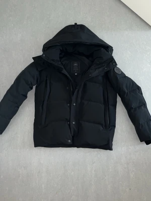 Canada Goose Wyndham Black Label - Säljer min canada goose eftersom att jag behöver pengarna till en ny mobil, den har inga märken eller fläckar och är precis som ny! pris kan diskuteras👍