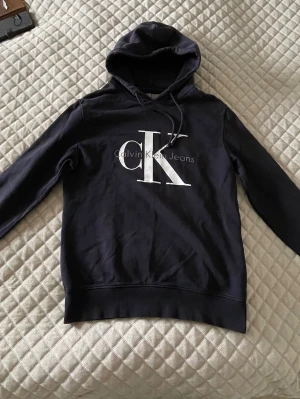 Mörkblå hoodie från Calvin Klein - Snygg mörkblå hoodie från Calvin Klein sparsamt använt, pris går att diskuteras!