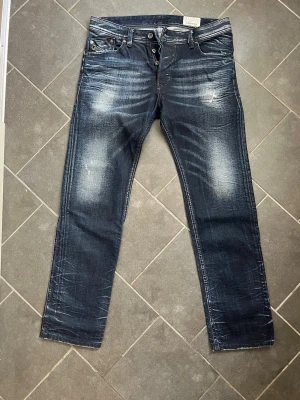 Vintage Diesel jeans - Vintage diesel jeans i passformen Darron, W31 L30. Snygga jeans som passar till de mesta 