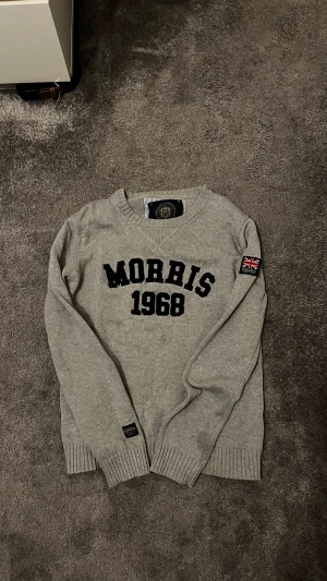 Grå stickad tröja Morris 1968 - Grå morris tröja i storlek M bra skick 