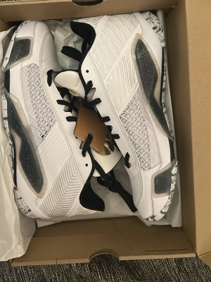 Jordan 38 storlek 46 - Helt nya perfect skick Jordan 38. Väldigt fina basketskor som är helt nya. Jag kan ej returnera skorna och det är därför jag säljer.