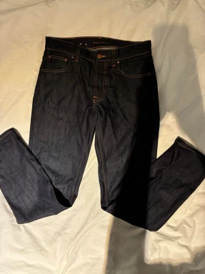Nudie jeans - Mörkblå Nudie jeans i jätte bra skick använda ett fåtal gånger. Modellen är lean Dean och storlek 30:30, nypris är typ 1500 mitt pris är 450. Hör av dig vid fundering.