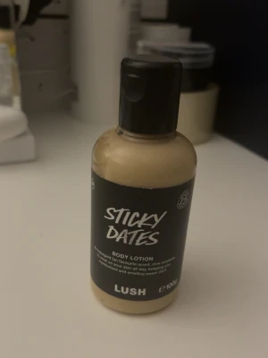 Sticky Dates Lotion - Sticky Dates Lotion från Lush, aldrig använd då jag inte tycker doften passar mig