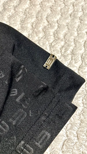 Better Bodies flared tights  - Better Bodies tights – perfekt gym basic 🤍  Hög midja som snatchar midjan och sitter sjukt snyggt Stretchiga och följer kroppen 🔥  ✨ Gym girl essential ✨ Squat proof-ish ✨ Sitter tight och bekvämt  MidjeBredd - ca 32cm Innelängd - ca 81cm Längd - ca 102 cm  Benvidd - ca 20cm  Storlek: S (passar XS–S)