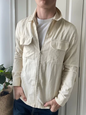 Manchester overshirt M - Manchester overshirt M, Inga defekter men är använd, kan uppfattas som lite missfärgning bära zipen! Modellen i bilderna är 180 cm 75 kg och bär Storlek , Kom med frågor! 🌟 (Kan gå ned i pris vid köp av paket 😉) 