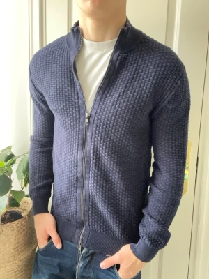 John Henric full zip - John Henric full zip - lite urtvättad annars Inga defekter! Modellen i bilderna är 180 cm 75 kg och bär Storlek M , Kom med frågor! 🌟 (Kan gå ned i pris vid köp av paket 😉) 