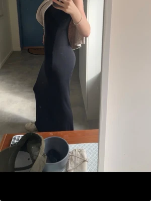 Svart långklänning - En stilren svart långklänning med smala axelband och figurnära passform. Klänningen har en enkel, rak siluett och är perfekt för dig som gillar minimalistisk!  Köpt på Gina för 599kr och är i storlek S 