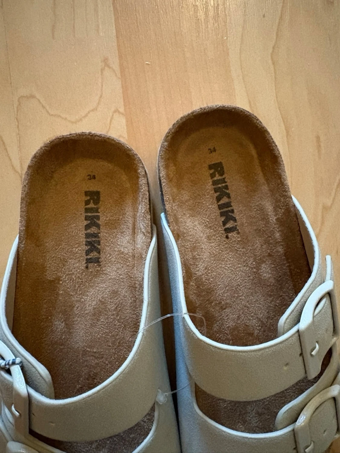 Vita sandaler från RIKKII med spännen - 1